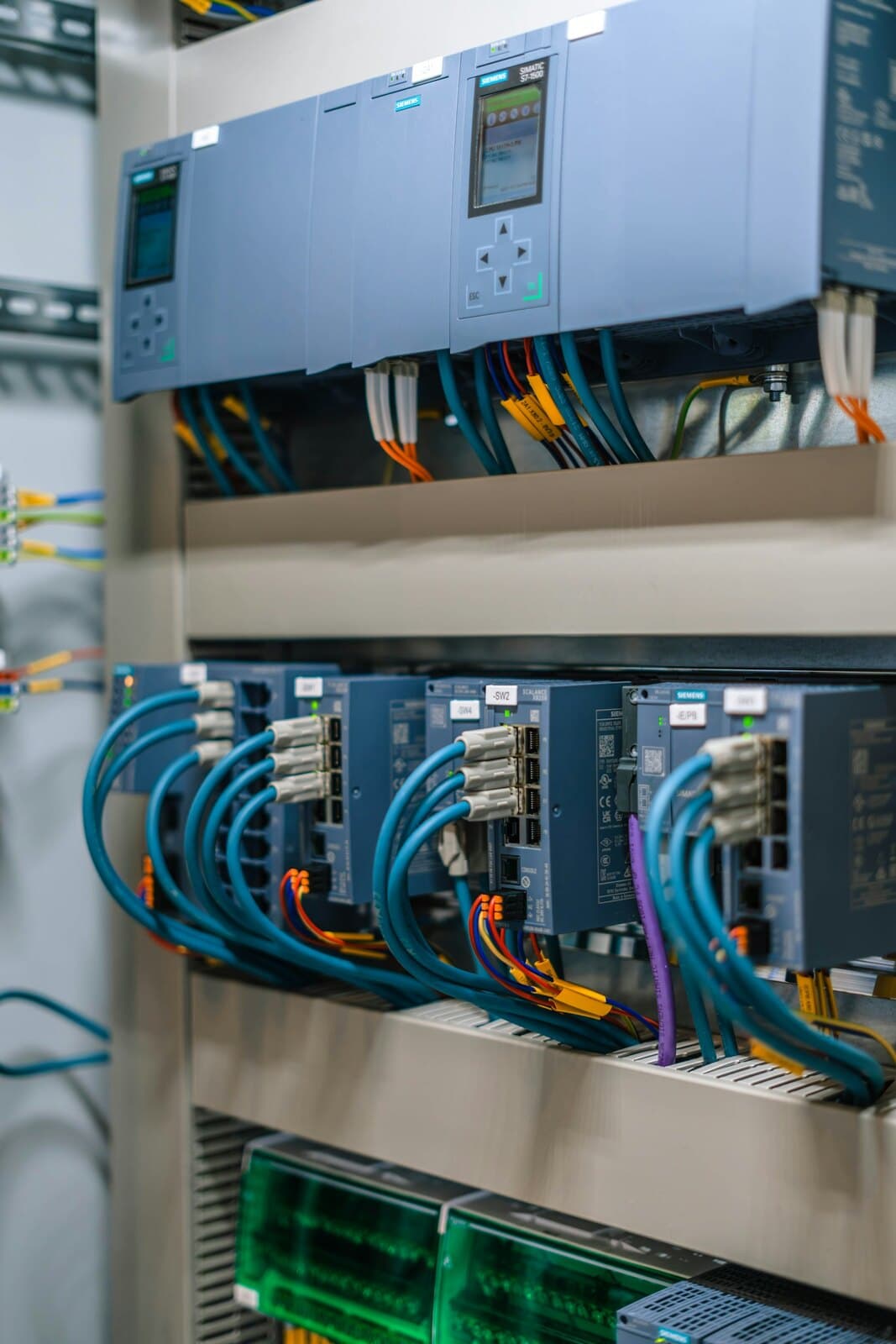 PLC and controller modules with networked cabling in a control cabinet