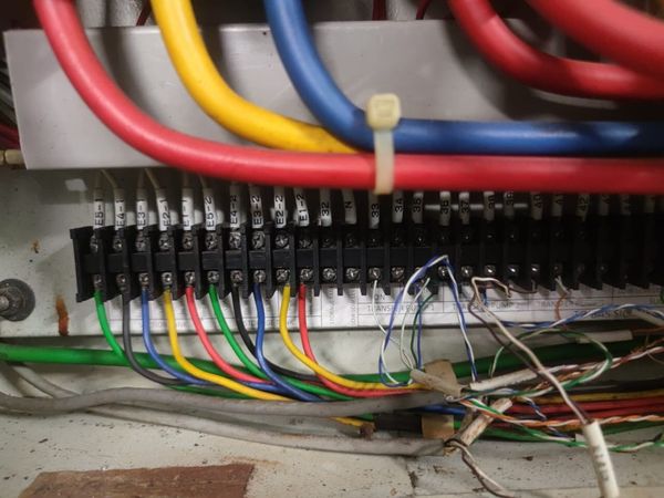 Labelled terminal block wiring for pumps and field devices in a control panel